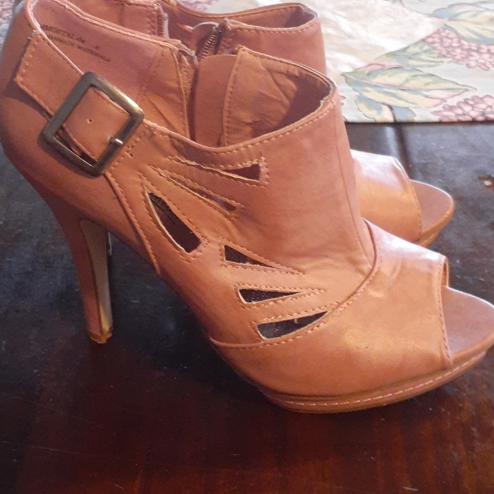 Heels - Picture 2 of 4
